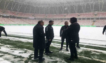 Sivasspor - Kasımpaşa maçının hakemi Burak Pakkan stadyum zeminini inceledi