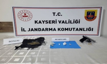 Şüphe üzerinde durdurulan araçtakilerden uyuşturucu çıktı