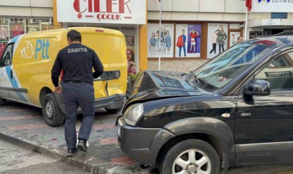 Sürücüsü rahatsızlanan cip, 7 araca ve kafenin masalarına çarptı: 2 kişi hafif yaralandı