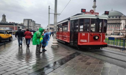 Taksimde sağanak yağış etkili oldu: Lodos vatandaşlara zor anlar yaşattı