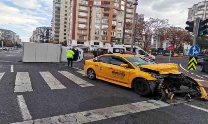 Ticari taksi ile çarpışan kamyonet devrildi: 6 yaralı