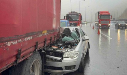 Tıra arkadan çarpan otomobilde 1 kişi öldü, 4 kişi yaralandı