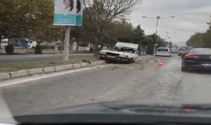 Tofaş marka otomobil ağaca çarptı: 1 yaralı