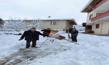 Tokatta köy halkı kar yağışını türkülerle karşıladı