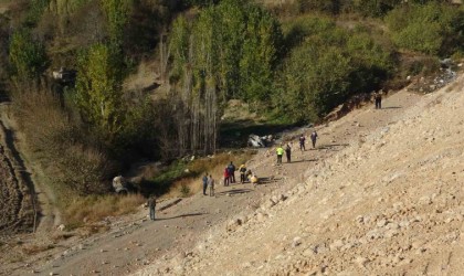 Trafiğe kapalı yola giren araç dere yatağına uçtu: 1 ölü