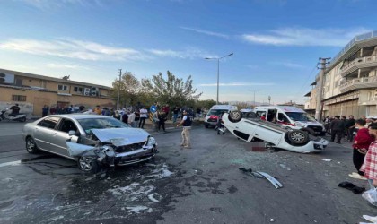 Trafik kazasında ortalık savaş alanına döndü: 1i ağır 2 yaralı