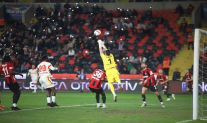 Trendyol Süper Lig: Gaziantep FK: 0 - Göztepe: 0 (İlk yarı)