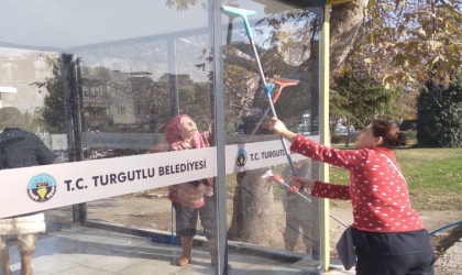 Turgutluda zarar gören servis bekleme durakları yenilendi