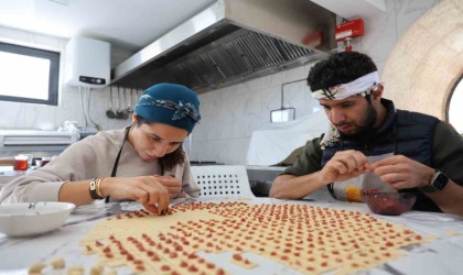 Turistler Kapadokyada mantı doldurdu, tandırda ekmek pişirdi