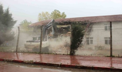 Türkelinin ilk lisesi olan 60 yıllık okulun yıkımına başlandı