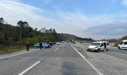 U dönüşü yapan otomobil hafif ticari araçla çarpıştı: 6 yaralı