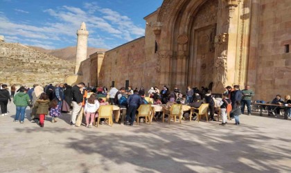 UNESCO Dünya Mirası listesindeki Ulu Camiinin gölgesinde satranç turnuvası düzenlendi