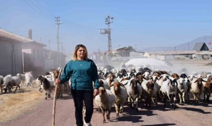 Üniversiteli anne hem koyunlarına hem de kendi kuzusuna bakıyor