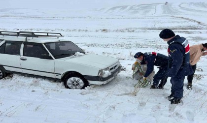 Yolda kalanların yardımına jandarma yetişti