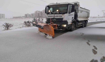 Yozgatta yoğun kar yağışı sonrası Sorgun Belediyesi kar temizleme mesaisinde