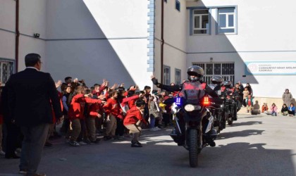 Yunus Timlerinden ilkokul öğrencilerine nefes kesen gösteri