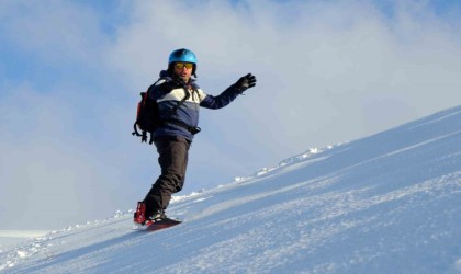 Zigananın zirvelerinde snowboard keyfi