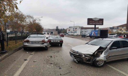 Zincirleme kazada 1i bebek 3 kişi yaralandı