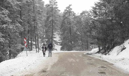 Abant Gölü Milli Parkında kar yağışı başladı