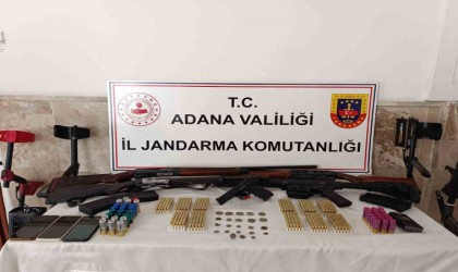 Adanada evde 23 sikke ve 5 silah çıktı