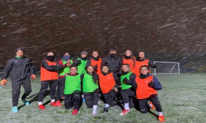 Ağrı Kadın Futbol Takımı, kar yağışı altında antrenmanlarını sürdürüyor