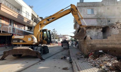 Akdeniz Belediyesi metruk binaları yıkıyor