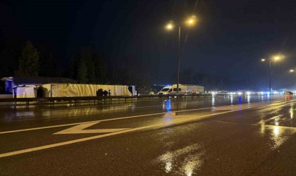 Anadolu Otoyolunda tır devrildi, uzun araç kuyrukları oluştu