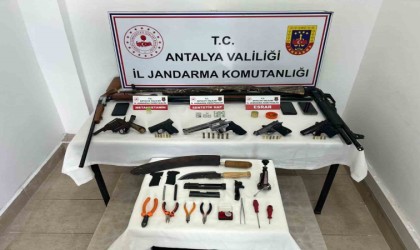 Antalyada jandarmadan ruhsatsız tabanca ve uyuşturucu operasyonu