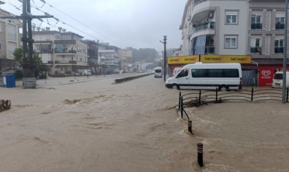 Antalyada sağanak yağmur yollarda ve tarım arazilerinde su baskınlarına sebep oldu