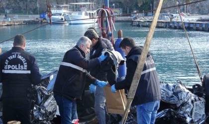 Araçtan çıkan ve kayıp gence ait olduğu değerlendirilen kıyafet delil torbasına konuldu