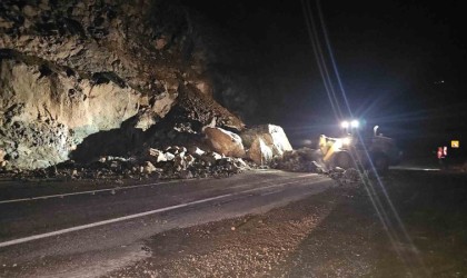 Artvinde gece meydana gelen heyelan karayolunu ulaşıma kapattı