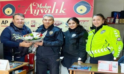 Ayvalık Polisinden engelli gazeteciye nazik jest