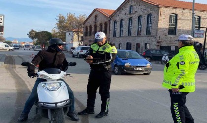 Ayvalıkta trafik polisi eksik evraklı ve kasksız motosiklet sürücülerine geçit vermiyor