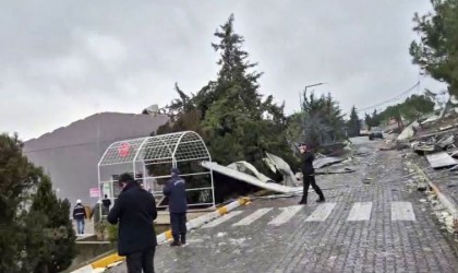 Balıkesir Valisi İsmail Ustaoğlu, Kareside patlayıcı üretilen fabrikada meydana gelen patlama sonucu 12 kişinin hayatını kaybettiğini, 3 kişinin yaralandığını ifade etti.