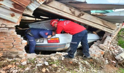 Balıkesirde ağıla giren otomobilin sürücüsü hayatını kaybetti