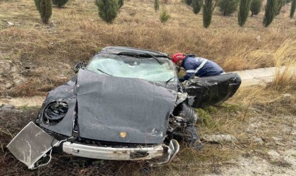 Balıkesirde otomobil otobanda şarampole uçtu: 1 yaralı