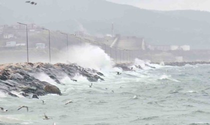 Bandırmada fırtına etkili oldu, dağ kesimleri beyaza büründü