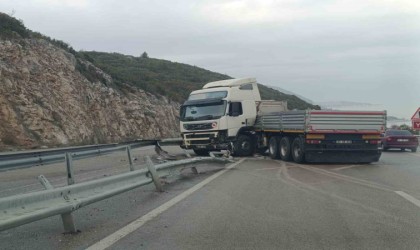 Bariyerlere çarpan tır makaslayarak trafiğin aksamasına neden oldu