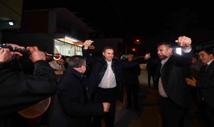 Başkan Ahmet Akın çiftetelli oynadı, asker uğurladı