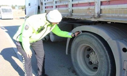 Batmanda trafik ekiplerinden ticari araçlarda kış lastiği denetimi