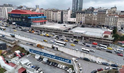 Beyoğlundaki çatlayan kolanları nedeniyle boşaltılan İSPARK havadan görüntülendi