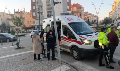 Bisiklet sürücüsü çocuk araca çarpmamak için bisikleti devirdi