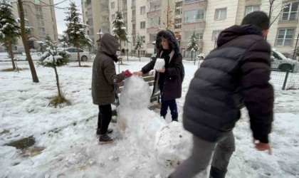 Bitliste kar tatilini fırsat bilen çocuklar sokaklara döküldü