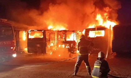 Burdurda feci yangın: 5 halk otobüsü alev alev yanarak hurdaya döndü