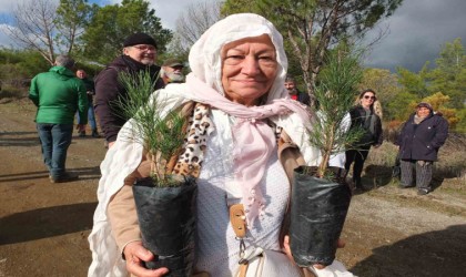 Burhaniye de 83 lük Leyla nine ağaç dikti