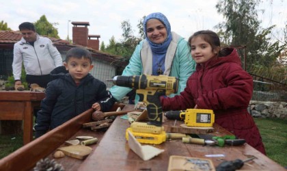 Çocuklar, hayallerindeki arabaları marangozluk atölyesinde aileleriyle birlikte yaptılar