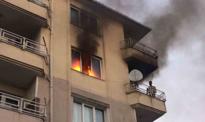 Çorluda apartman yangını: Balkonda mahsur kalan şahsı itfaiye kurtardı