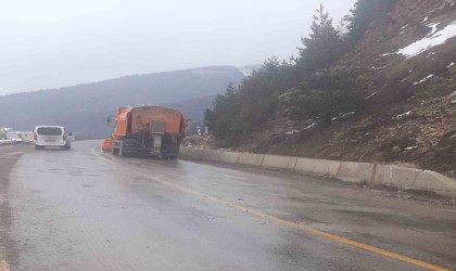 Dağdan kopan kaya yola düştü