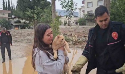 Dalda mahsur kalan kedisi kurtarılınca sevinçten gözyaşı döktü