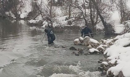 Dalgıçlar Karasuda kayıp öğretmeni arıyor